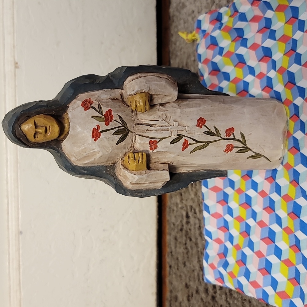 Virgin Mary statuette with rose details (Resin)